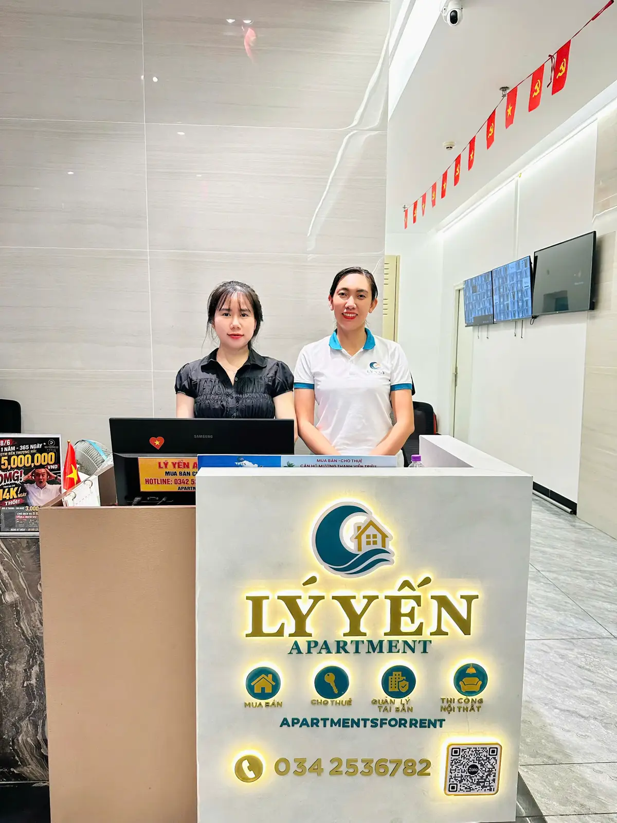 Đội ngũ lễ tân Lý Yến Apartment tại quầy toà OC2B
